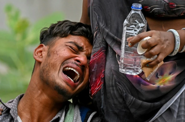 Kalpesh Patni pleure la mort de son frère de 14 ans Akash Patni, à Ahmedabad le 13 juin 2025