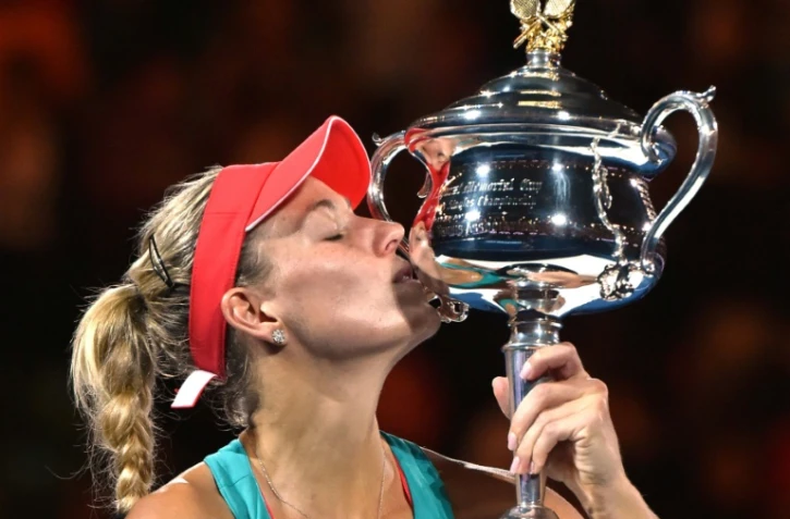 L'Allemande Angelique Kerber embrasse la Coupe de la gagnante de l'Open d'Australie le 30 janvier 2016 à Melbourne