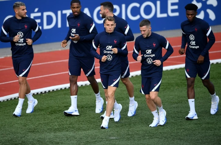 Théo Hernandez (à gauche) avec ses coéquipiers à l'entraînement de l'équipe de France au centre national du football de Clairefontaine, le 30 août 2021 