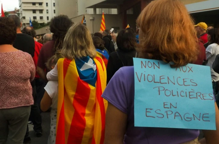 Manifestation à Perpignan, en France, devant le consulat d'Espagne contre les violences policières en Catalogne, le 2 octobre 2017