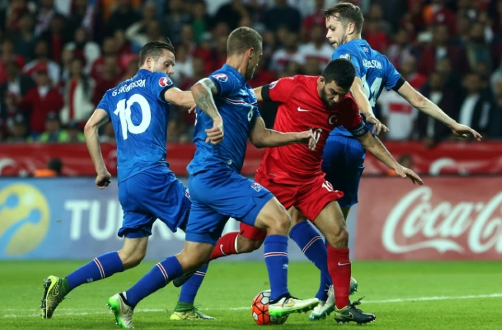Le capitaine turc Ardan Turan (en rouge) face à l'Islande, le 13 octobre 2015 à Konya