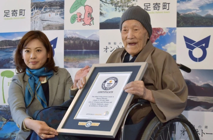 Le Japonais Masazo Nonaka, 112 ans, recevant le certificat du livre Guinness des records d'homme le plus âgé de la planète