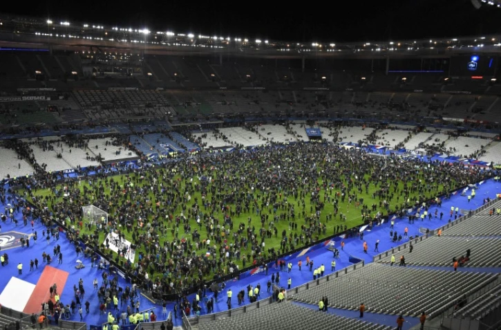 La pelouse du stade de France envahie par les spectateurs le 13 novembre 2015 à Saint-Denis après les attaques terroristes
