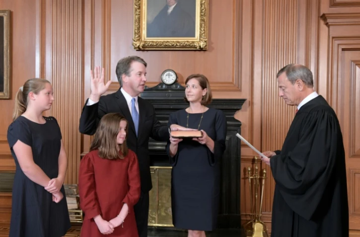 Le juge Brett Kavanaugh (g) prête serment après la confirmation par le Sénat de sa nomination à la Cour suprême, le 6 octobre 2018 à Washington