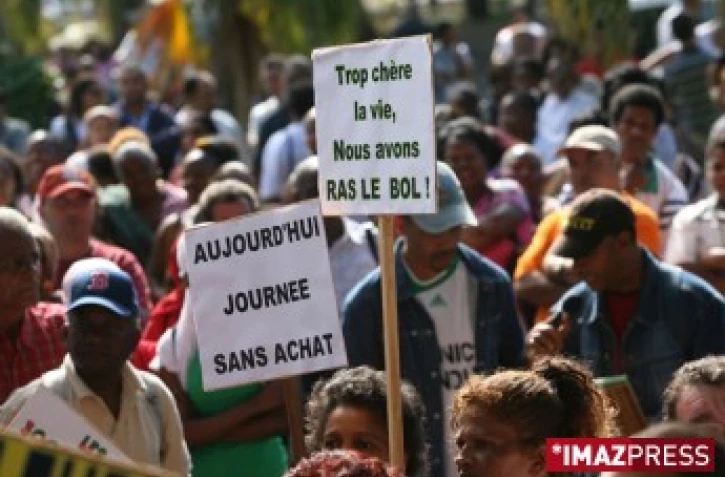Vendredi 11 juillet 2008 - Manifestation devant la préfecture contre la vie chère et la baisse du pouvoir d'achat
