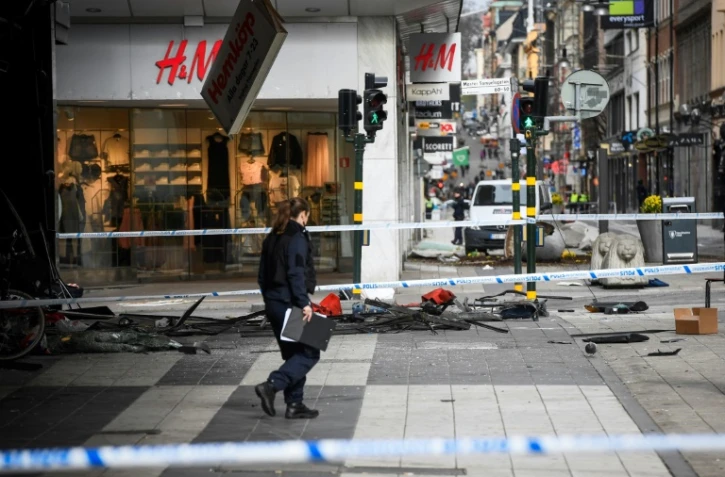 Une policière marche sur le site d'un attentat dans le centre de Stockholm le 8 avril 2017