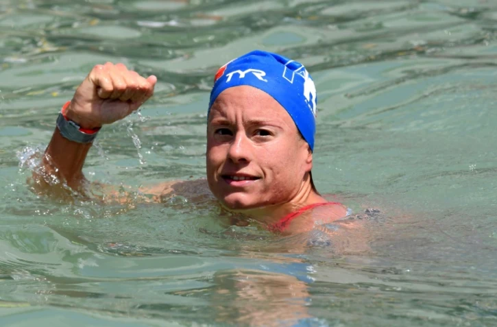 La nageuse française Aurélie Muller célèbre sa victoire sur 10 km en eau libre aux Mondiaux de natation, le 16 juillet 2017 en Hongrie. Elle a gagné mercredi une nouvelle médaille, d'argent et sur 5 km, aux Mondiaux-2019 de Yeosu, en Corée du Sud.