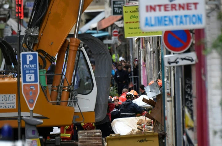 Les pompiers évacuent les corps des décombres des immeubles effondrés à Marseille, le 6 novembre 2018