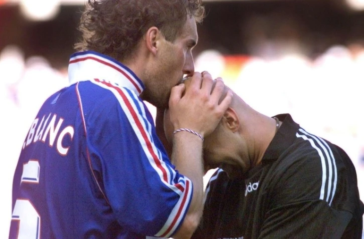 Le baiser de Laurent Blanc sur le crâne chauve de Fabien Barthez lors du match face au Paraguay au Mondial-98, le 28 juin 2018 à Lens