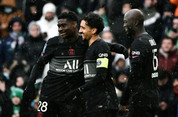 Le capitaine Marquinhos félicité par ses coéquipiers après avoir égalisé pour Paris face à Saint-Etienne à Geoffroy-Guichard, le 28 novembre 2021