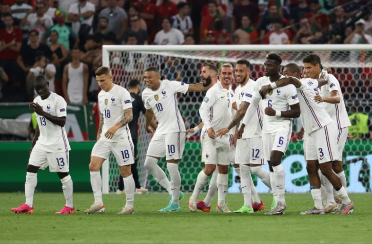 La joie de l'attaquant français Karim Benzema (c), félicité par ses coéquipiers, après avoir marqué sur pénalty face au Portugal, lors de la 3e journée du groupe F à l'Euro 2020, le 23 juin 2021 à Budapest