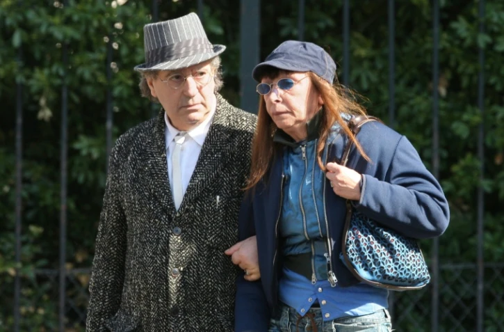 Le musicien et compositeur franco-algérien Areski Belkacem (à gauche) et la chanteuse Brigitte Fontaine quittent la messe d'obsèques du compositeur et chanteur français Alain Bashung, le 20 mars 2009, en l'église Saint-Germain-des-Prés, à Paris