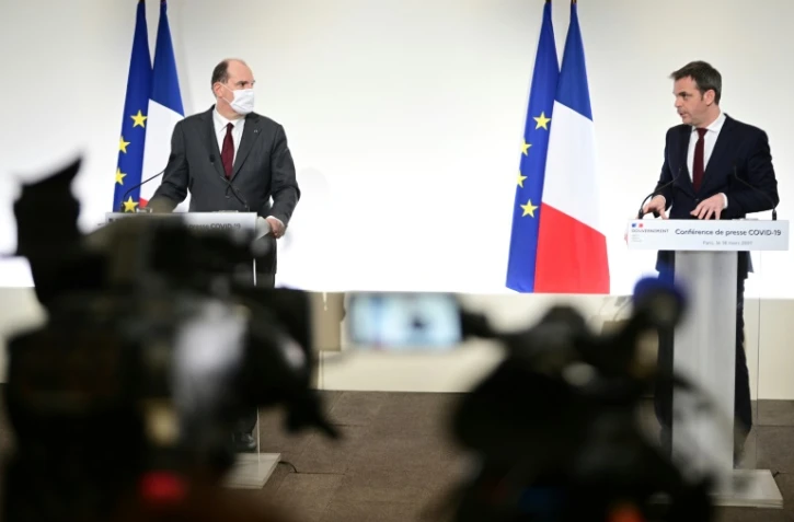 Le Premier ministre français Jean Castex (G) et le ministre de la Santé Olivier Veran lors d'une conférence de presse le 18 mars 2021 à Paris