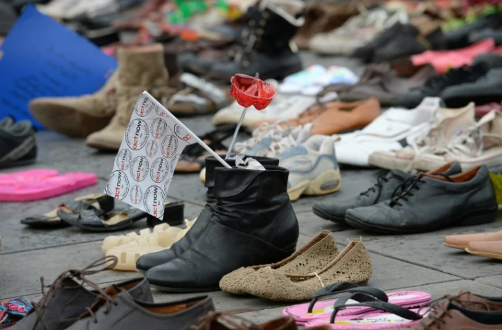 La place de la République à Paris couverte de chaussures, "marche" silencieuse et symbolique pour le climat, en lieu et place d'un défilé interdit par les autorités françaises dans le cadre de l'état d'urgence, le 29 novembre 2015