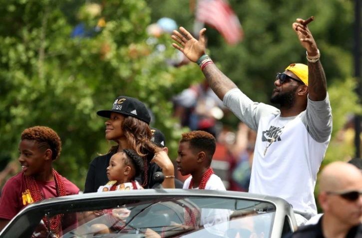 La vedette des Cleveland Cavaliers Lebron James parade dans les rues de Cleveland avec sa famille, pour célébrer le titre de champion NBA de la franchise de l'Ohio, le 22 juin 2016