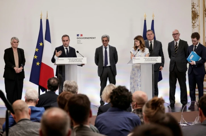 Le Premier ministre Sébastien Lecornu, entouré de plusieurs de ses ministres, Paris, le 21 mai 2026