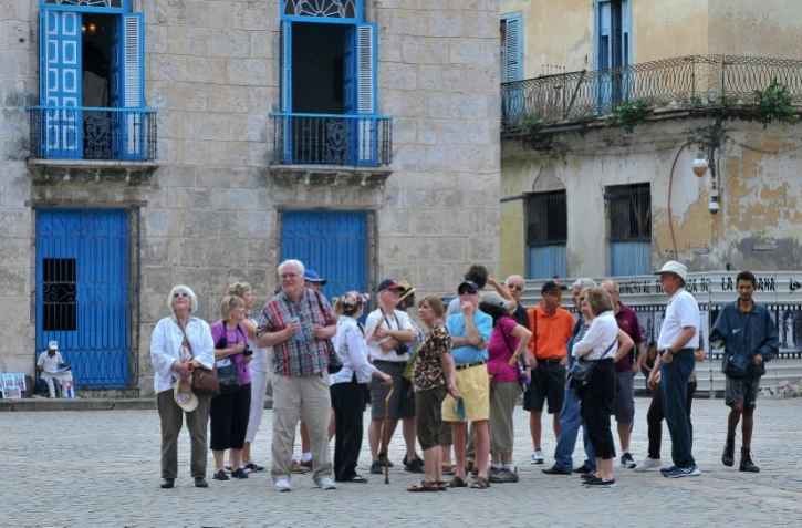 Des touristes visitent le quartier historique de La Havane le 16 décembre 2015