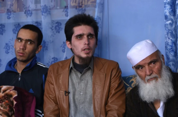 L'étudiant afghan Mohammed Yousuf (c), 23 ans, qui a passé neuf mois en captivité aux mains des jihadistes de l'EI, lors d'une interview avec l'AFP, le 17 novembre 2015 à Kaboul