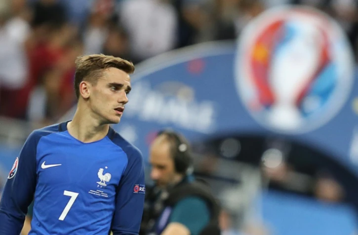 L'attaquant de l'équipe de France Antoine Griezmann à la fin de la finale de l'Euro perdue face au Portugal au Stade de France, le 10 juillet 2016