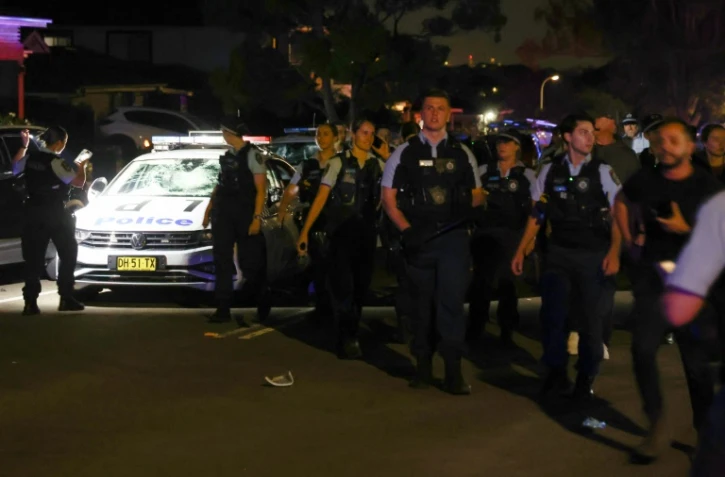 La police de Nouvelle-Galles du Sud devant l'église du Christ Bon Pasteur à Wakeley dans la banlieue ouest de Sydney, le 15 avril 2024