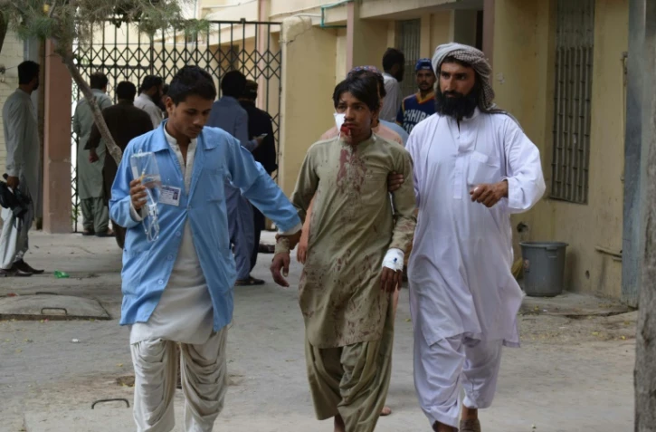 Un blessé acheminé à l'hôpital, le 13 juillet 2018 à Quetta, après l'attentat suicide qui a frappé une réunion électorale à Mastung, au sud-ouest du Pakistan