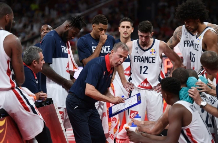 Vincent Collet (c) donne ses consignes pendant un temps mort lors du match de phase de poules du Mondial face à l'Allemagne, à Shenzhen en Chine, le 1er septembre 2019