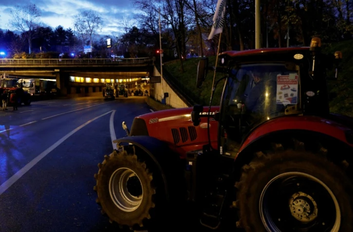 Des agriculteurs ont garé leurs tracteurs sur le périphérique, à Paris le 27 novembre 2019 lors d'une manifestation