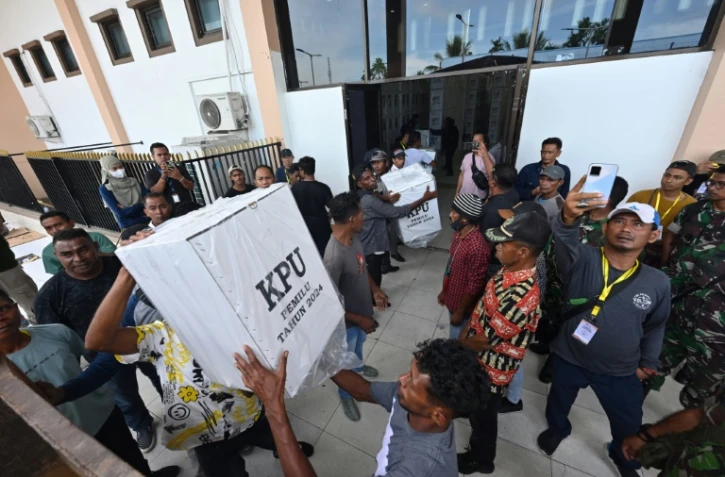 Déchargement de matériel électoral avant les élections générales à Timika, en Papouasie centrale, le 13 février 2024 en Indonésie