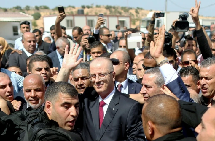 Le Premier ministre palestinien Rami Hamdallah (c), à son arrivée à Beit Hanoun, le 2 octobre 2017 dans la bande de Gaza