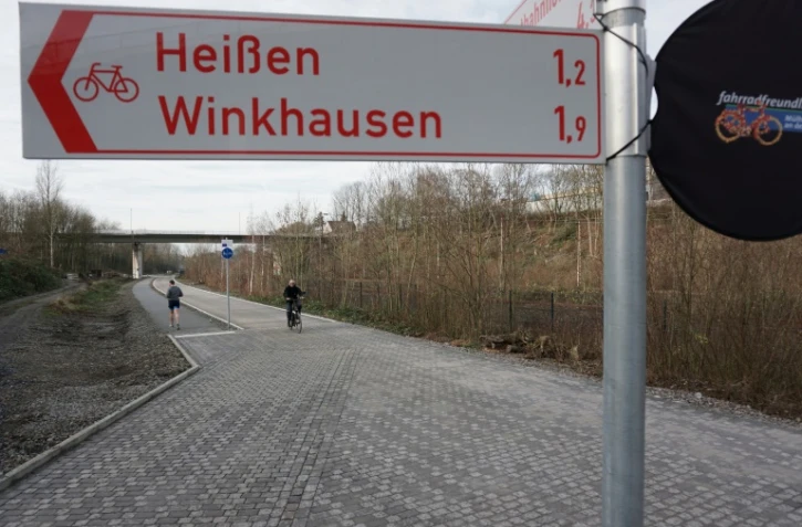 Un panneau de signalisation sur la portion de 5 km d'autoroute pour cyclistes à Mulheim, dans la Ruhr, dans l'ouest de l'Allemagne, le 24 décembre 2015