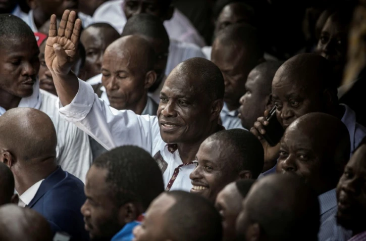 Martin Fayulu (c) candidat malheureux à l'élection présidentielle en RDC salue la foule lors d'une manifestation pour protester contre les résultats, le 11 janvier 2019 à Kinshasa