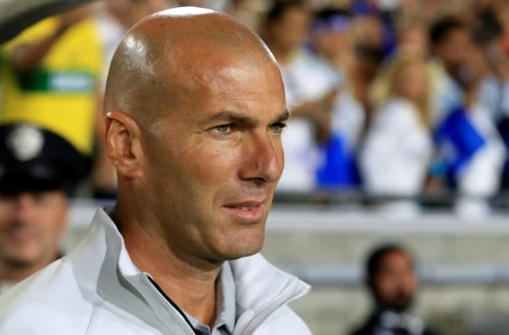 L'entraîneur du Real Madrid, Zinedine Zidane, observe le terrain avant un match, à Los Angeles, le 26 juillet 2017