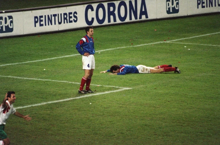 Alain Roche et Laurent Blanc abattus après l'élimination des Bleus du Mondial-1994 par la Bulgarie au Parc des Princes, le 17 novembre 2013 