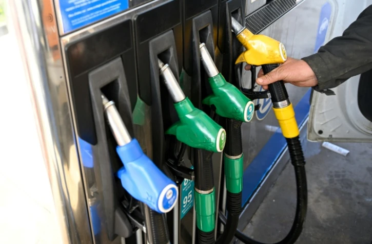 Un automobiliste prend de l'essence dans une station-service à Thionville, le 9 mars 2026 en Moselle