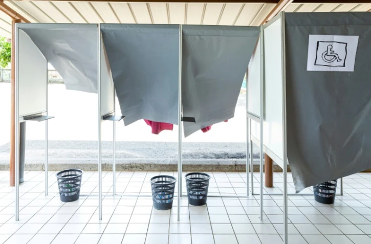 Isoloirs vides dans un bureau de vote, à Remire-Montjoly, en Guyane, le 25 mai 2019