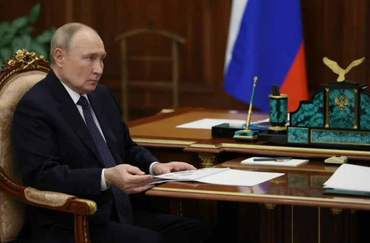 Image de l'agence de presse officielle russe, Sputnik, montrant le président Vladimir Poutine, présenté comme se trouvant au Kremlin, à Moscou, le 21 novembre 2024
