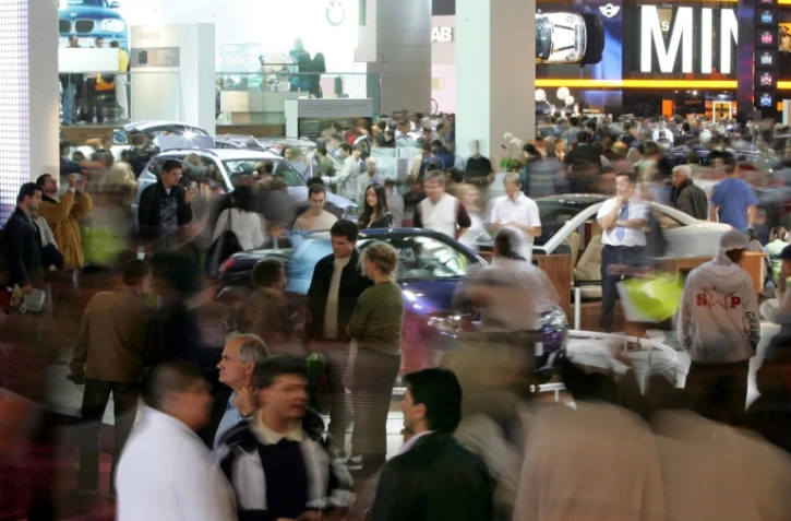 Des visiteurs au Mondial de l'automobile, le 10 octobre 2004 Ă Paris