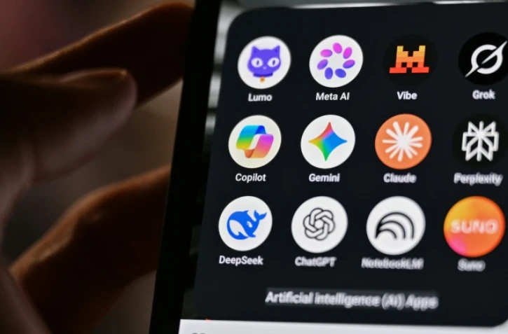Les icônes de certaines des principales applications basées sur l’intelligence artificielle photographiées sur un smartphone le 15 juillet 2026, avec les logos (de gauche à droite) de Lumo de Proton AG, Meta AI, Mistral Vibe (anciennement Le Chat), Grok de xAI, Copilot de Microsoft, Gemini de Google, Claude d’Anthropic, Perplexity, Deepseek, Chat GPT d’OpenAI, Notebook LLM de Google et l’application de musique générative Suno