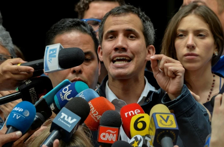 Le président autoproclamé du Venezuela, Juan Guaido, s'adresse à la presse après avoir assisté à une messe en l'honneur des prisonniers politiques et des exilés à l'église San Jose de Caracas, le 27 janvier 2019