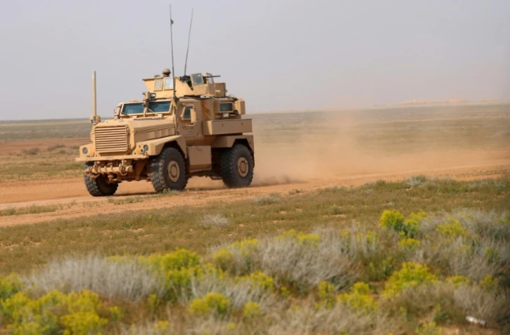 Un véhicule blindé de la coalition anti-EI lors d'une opération contre les jihadistes dans la province de Deir Ezzor, le 14 février 2019 en Syrie