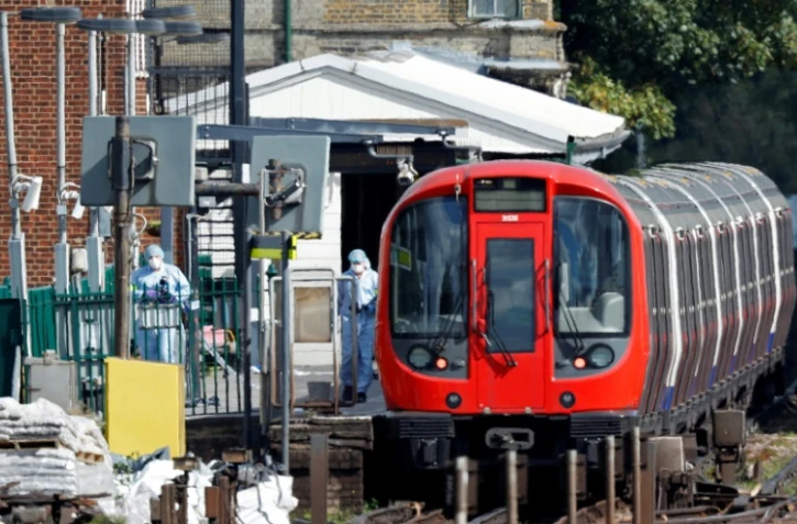 Des policiers de la scientifique relèvent des indices après un attentat dans le métro, à la station de Parsons Green, le 15 septembre 2017 à Londres