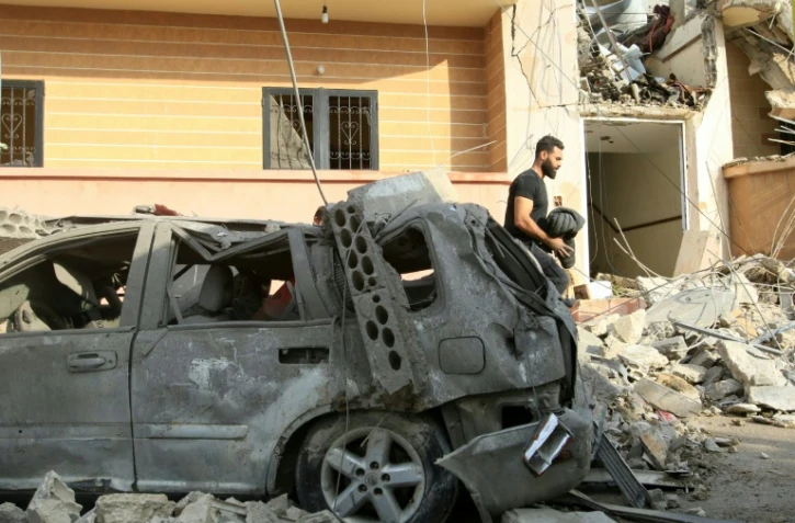Un homme marche au milieu des décombres d'un bâtiment visé par une frappe dans la ville de Ghaziyeh, dans le sud du Liban, le 3 novembre 2024