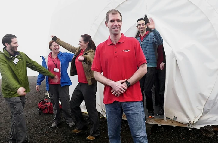 Capture d'écran d'une vidéo de l'Université de Hawaï du 29 août 2016 montrant des volontaires de la Nasa à la fin d'une expérience sur le volcan Mauna Loa à Hawaï
