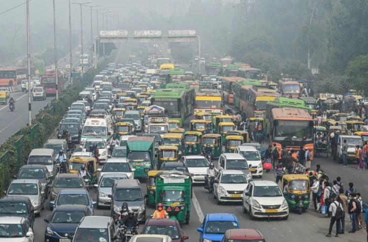 Un embouteillage à New Delhi, enveloppée dans un épais nuage de pollution, le 12 novembre 2021