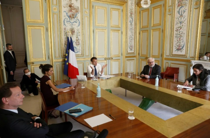 Le président Emmanuel Macron tient une réunion à l'Elysée le 16 avril 2020, en video conférence avec le comité Care réunissant médecins et chercheurs dans la lutte contre le coronavirus
