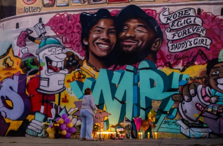Une fresque murale représentant Kobe Bryant et sa fille Gianna, le 27 janvier 2020 à Los Angeles 