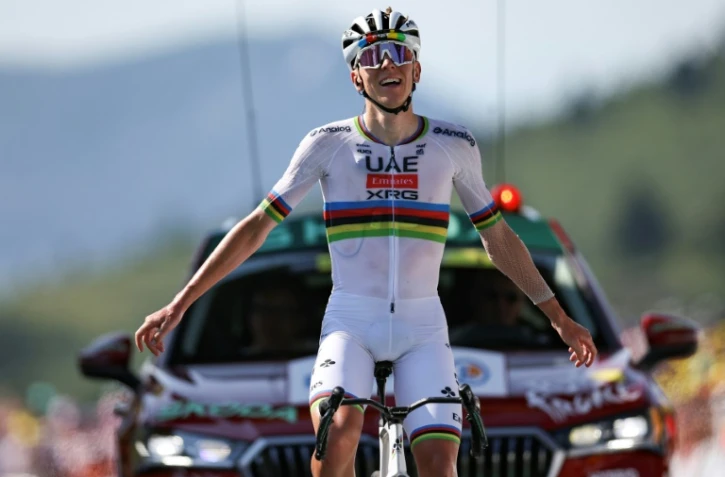 Tadej Pogacar franchit en vainqueur solitaire la lignée d'arrivée de la 12e étape du Tour de France, le 17 juillet 2025 à Hautacam
