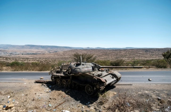 Un char endommagé, abandonné sur le bord d'une route au nord de Mekele, capitale du Tigré, le 26 février 2021 en Ethiopie