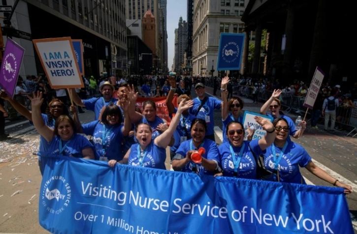 Des infirmières à domicile défilent pendant la parade en l'honneur des travailleurs essentiels pendant la pandémie de coronavirus, à New-York le 7 juillet 2021