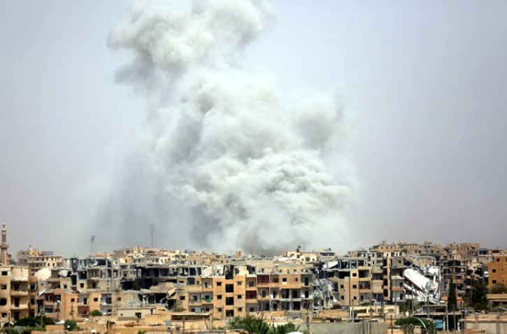 Vue sur Raqa, en Syrie, après une frappe de la coalition, le 28 juillet 2017